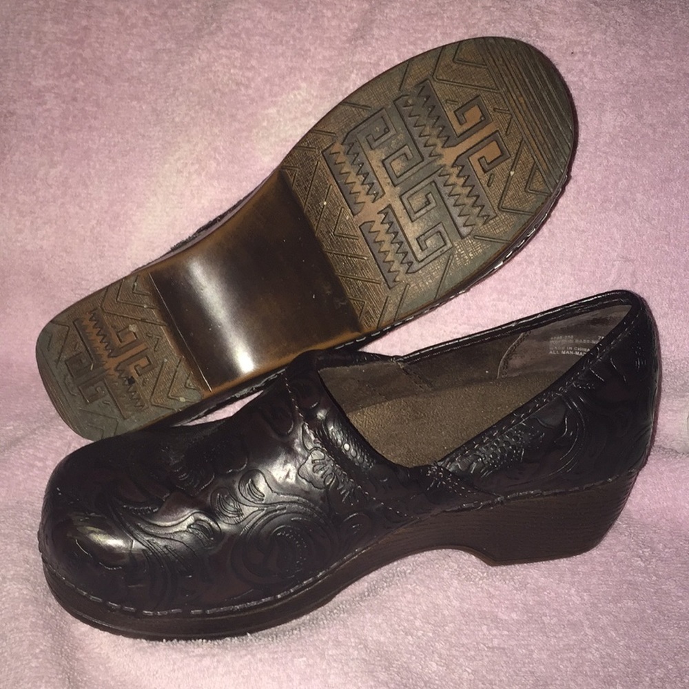 Bass brand Clog shoes size 7m embossed